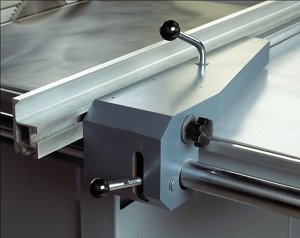 Упорная планка с линейкой Форматно-раскроечный станок с роликовыми направляющими MJ-45KB-2 - Технопромсервис | Продажа оборудования для производства, деревообрабатывающие станки, станки для производства мебели, форматники, фрезерные станки. Цена станков.